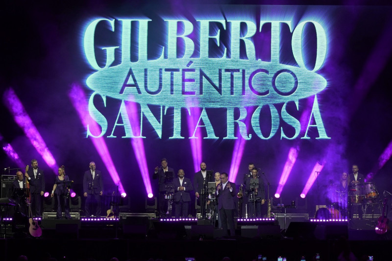 Gilberto Santa Rosa cantando en concierto