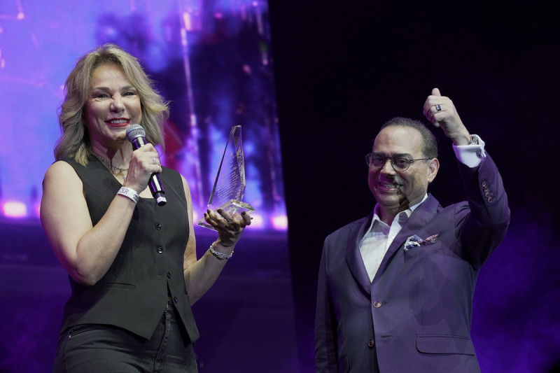 Mujer y hombre celebran premio