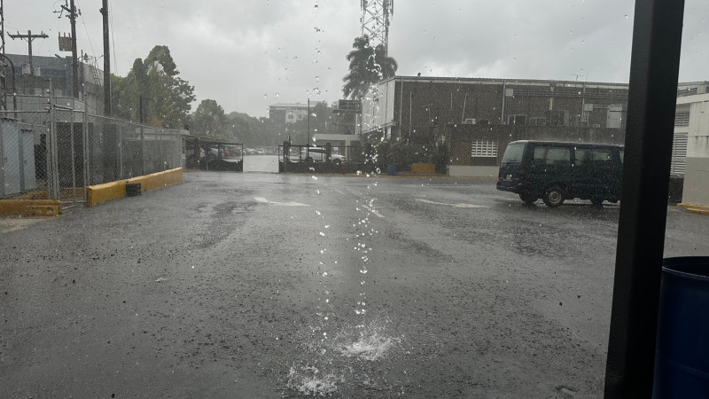 Charcos en calle durante lluvia