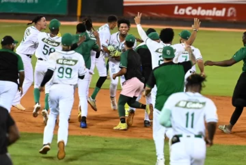 Equipo celebra victoria en el campo