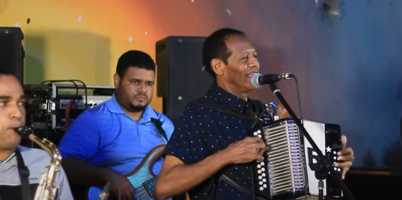 Tres músicos tocando instrumentos típicos dominicanos