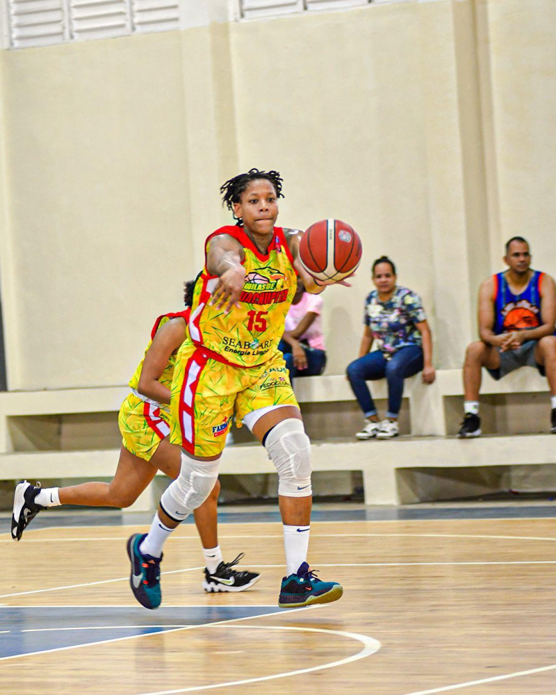 Dos mujeres jugando baloncesto interior