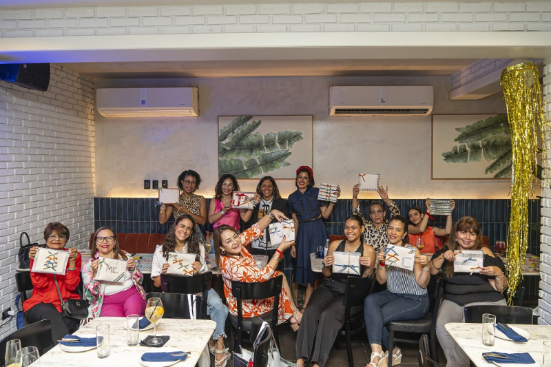 Grupo de mujeres con cuadernos