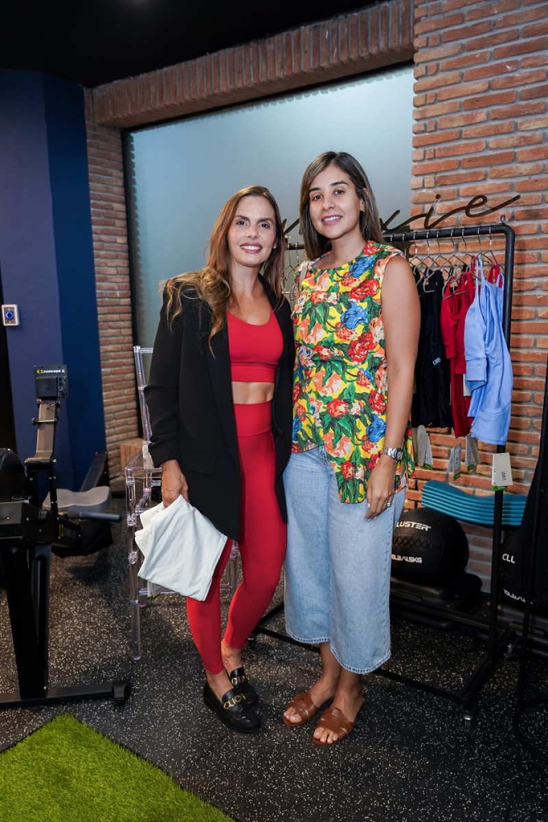 Dos mujeres sonriendo juntas en foto