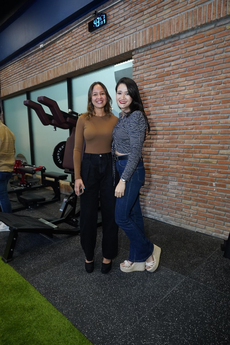 Dos mujeres entrenando en gimnasio