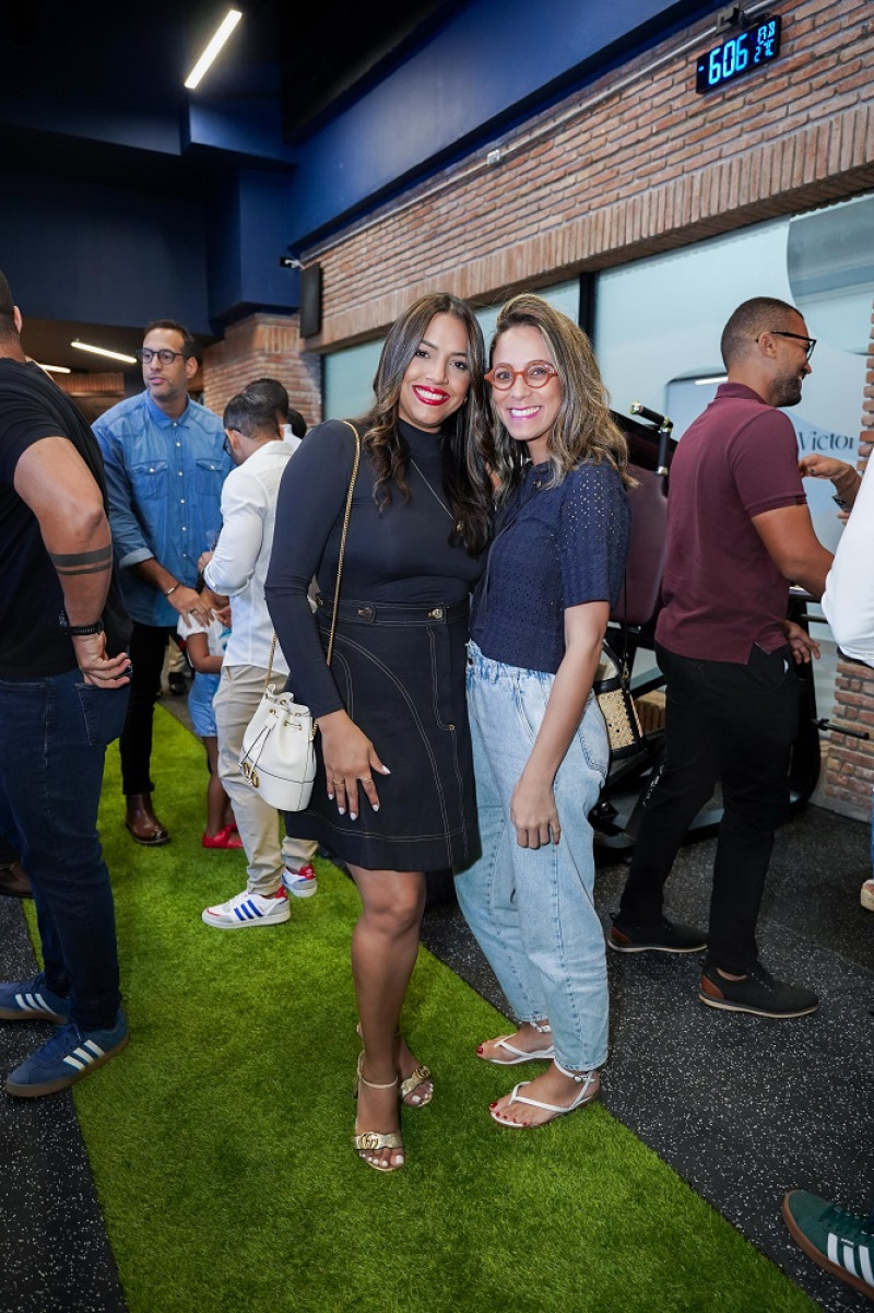 Dos mujeres sonríen en evento formal