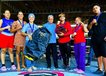 Deportistas mostrando medallas