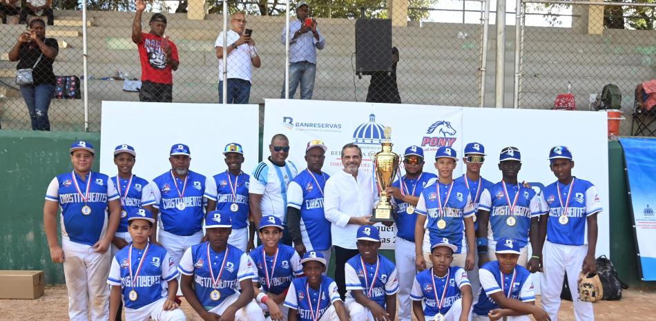 Equipo infantil celebra trofeo de béisbol