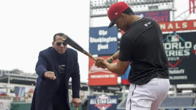 Hombre observa práctica de béisbol