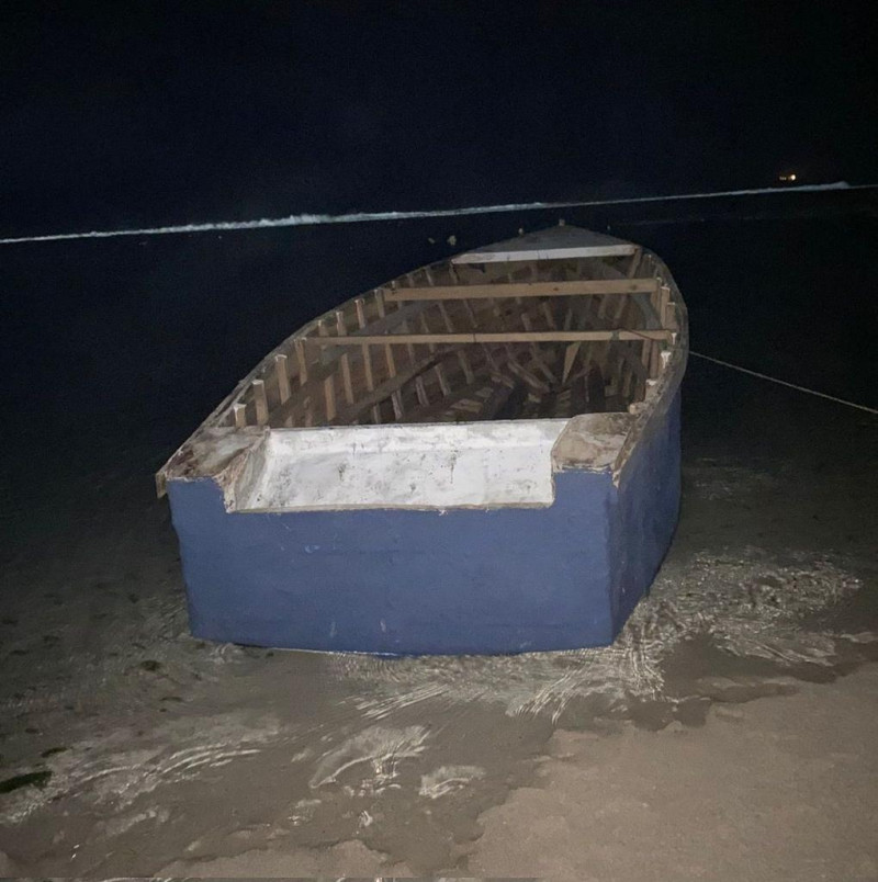 Bote abandonado en playa arenosa