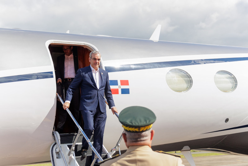 Hombre en traje desciende avión