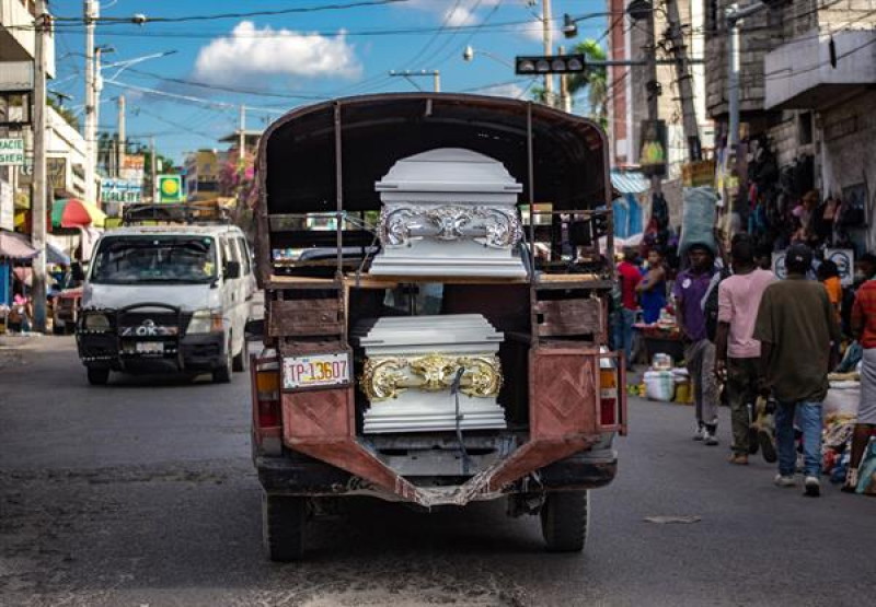 Dos ataúdes en camioneta negra