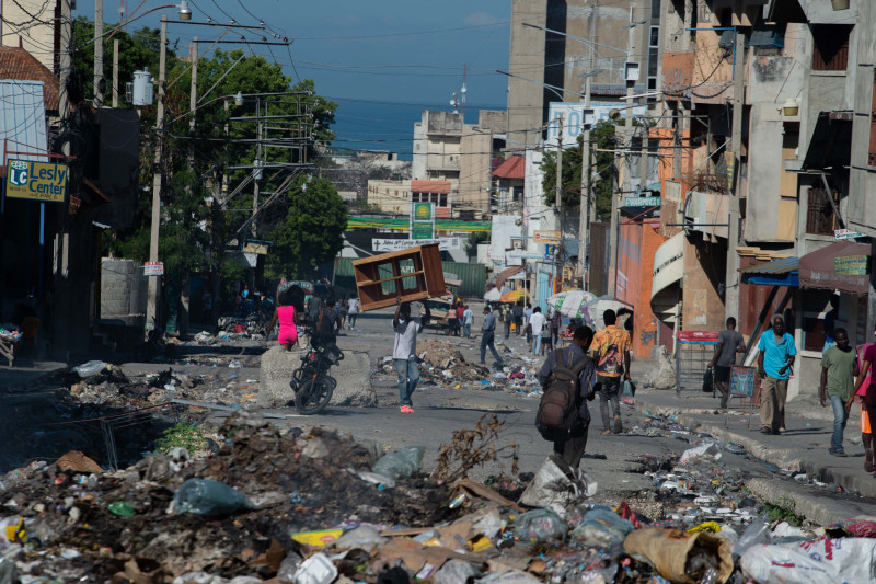 Hombre camina entre basura acumulada