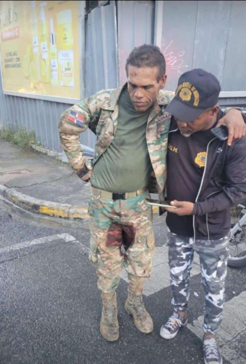 Dos hombres, uno viste camuflaje militar