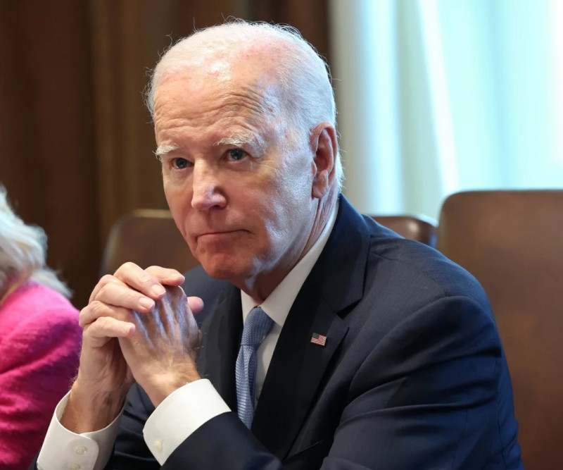 Biden con manos entrelazadas