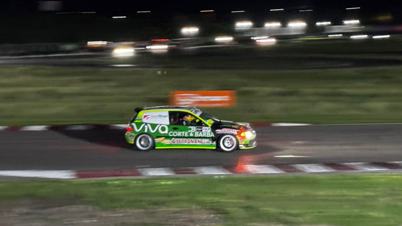 Auto de carreras en pista nocturna