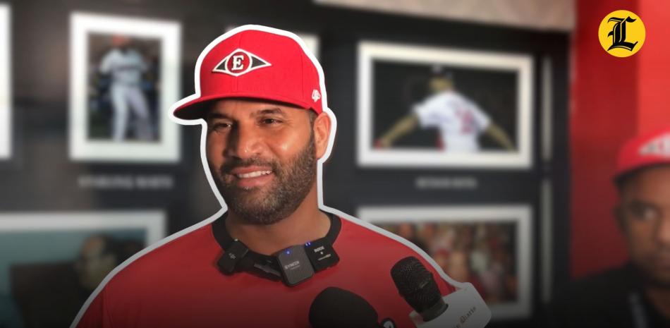 Jugador de béisbol con gorra roja