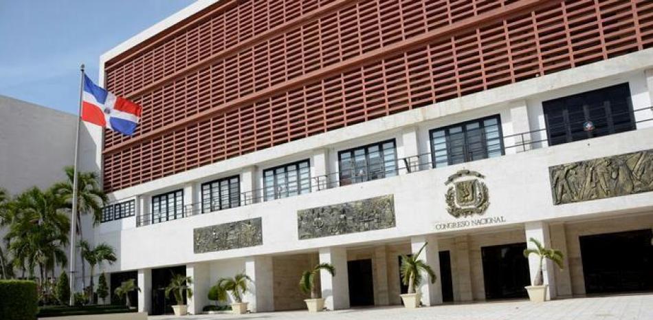 Edificio gubernamental con bandera dominicana