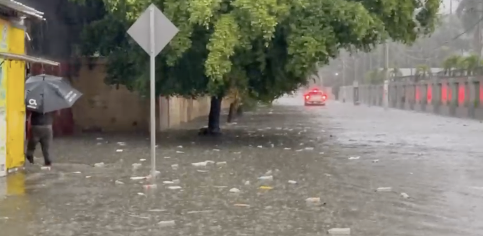 Escena lluviosa de calle urbana