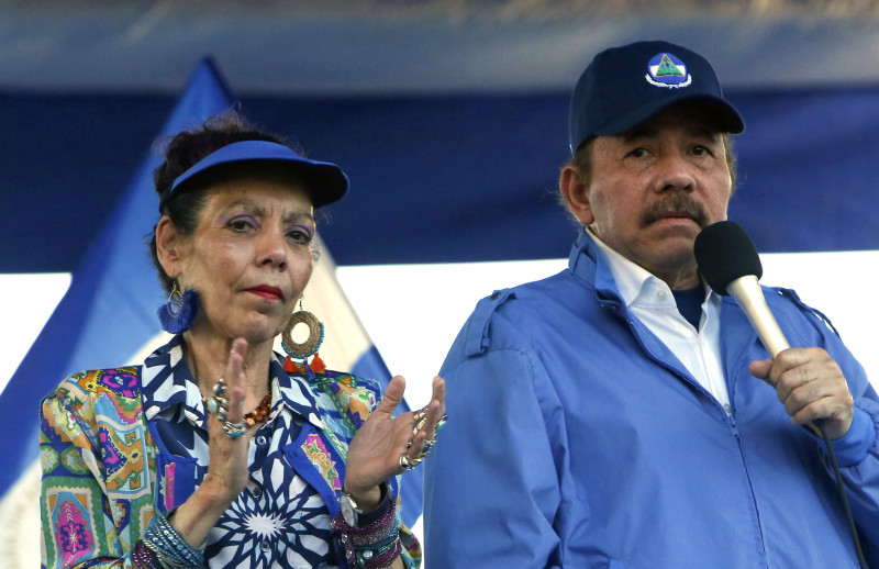 Pareja vestida de azul