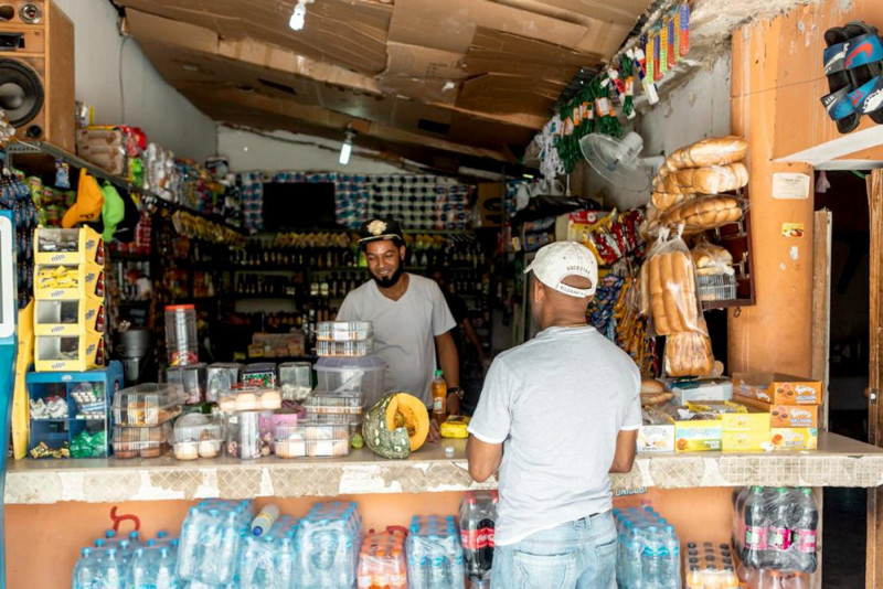 Dos hombres en pequeño comercio