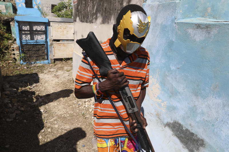 Hombre armado enmascarado posa en interior