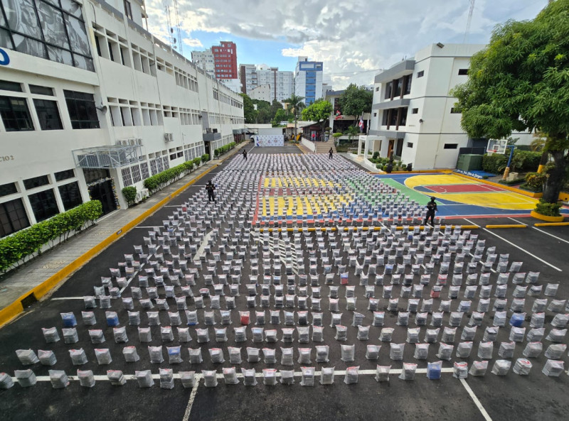 Bolsas de basura en espacio abierto