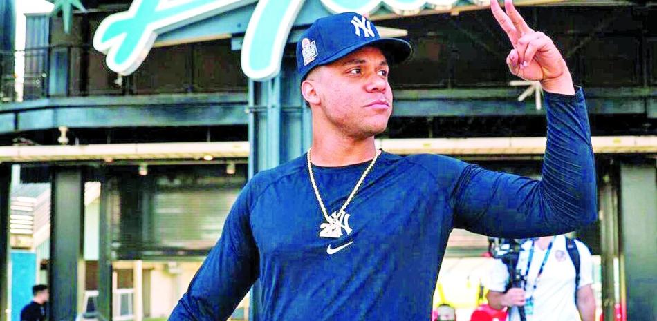 Hombre gesticulando con gorra de béisbol