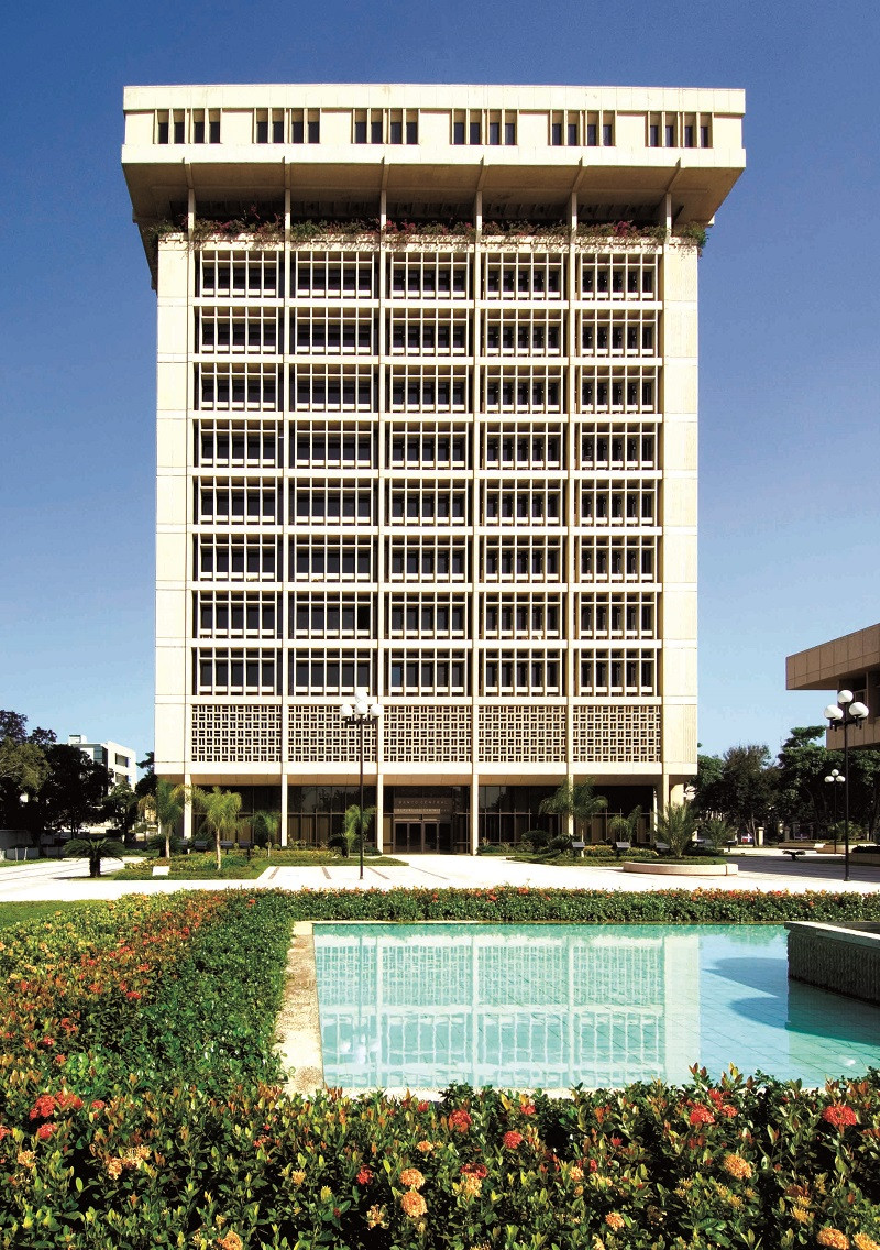 Edificio blanco del hospital Juan Bosch