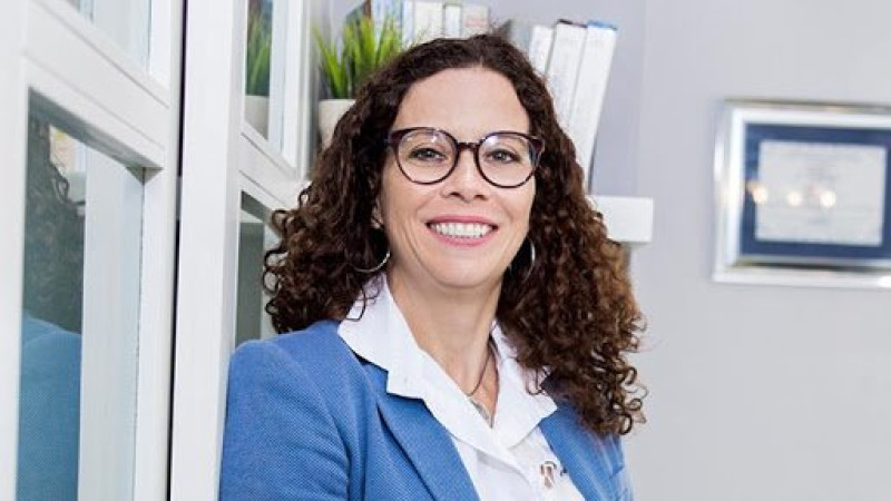 Mujer sonriente con cabello rubio largo