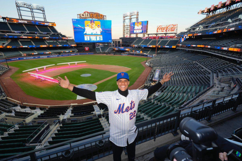 Jugador de béisbol con uniforme