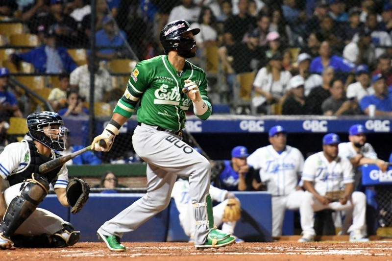 Jugador beisbol con uniforme verde