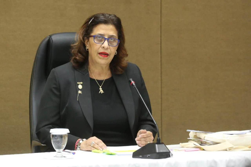 Mujer con traje negro elegante