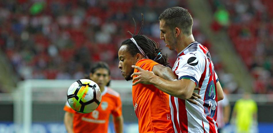 Futbolistas disputando balón en partido