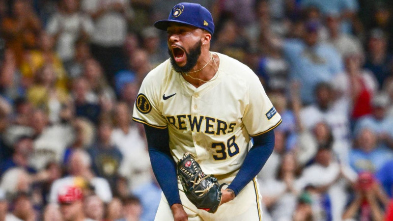 Jugador batea en partido de béisbol