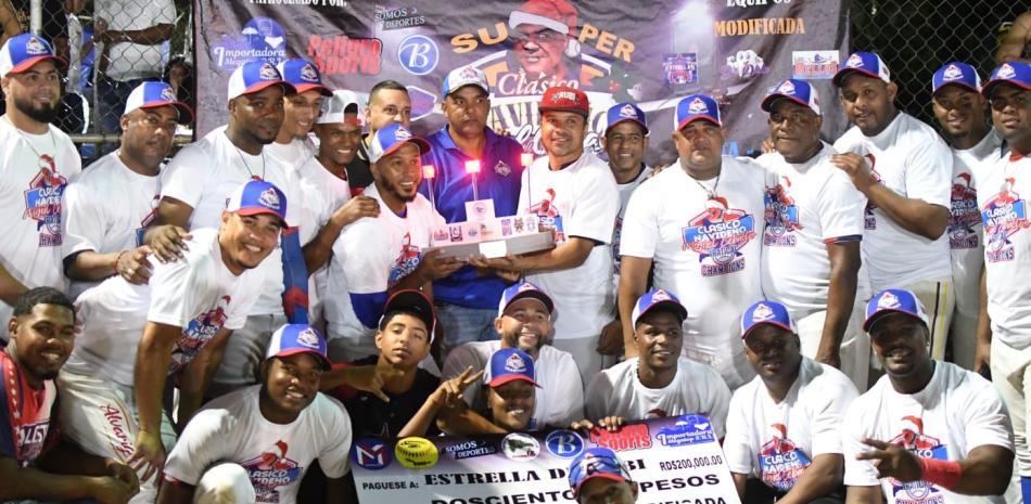 Jugadores celebran con pastel festivo