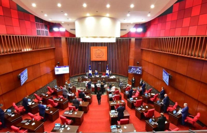 Hemiciclo del Congreso con asientos rojos