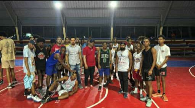 Equipo de baloncesto en la cancha