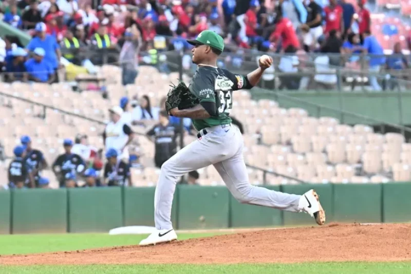 Lanzador de béisbol en movimiento