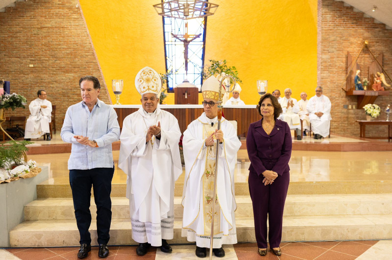 Grupo de sacerdotes y autoridades reunidos