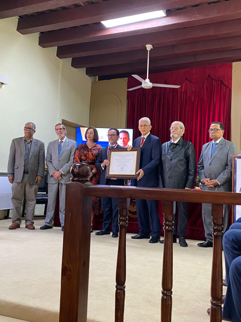 Hombre con certificado enmarcado