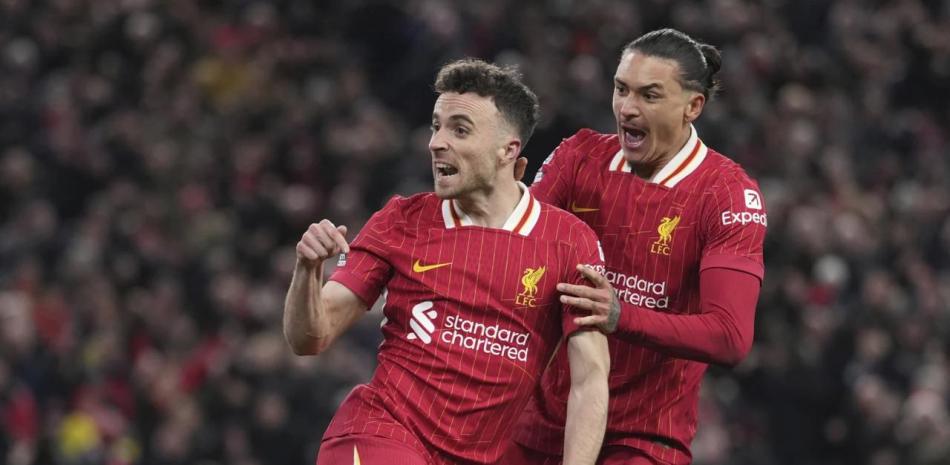 Dos futbolistas con uniforme rojo