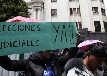 Manifestantes con pancarta verde