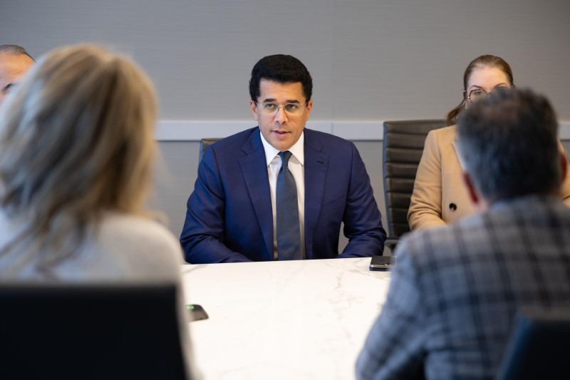 Ejecutivo sentado en mesa de reunión