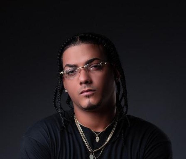 Hombre con trenzas y lentes