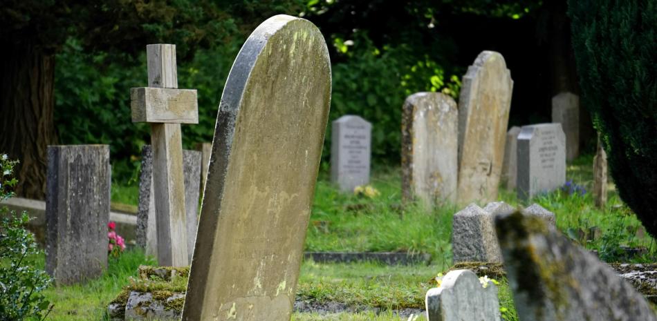 Lápida antigua en cementerio