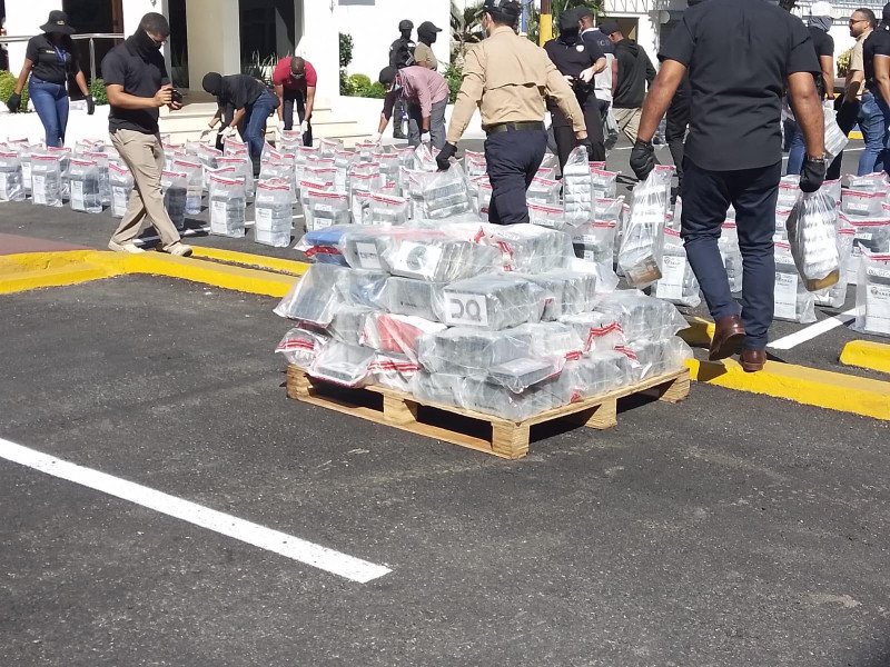 Paquetes de cocaína sobre tarima