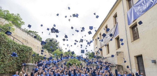 Graduados lanzando birretes al aire