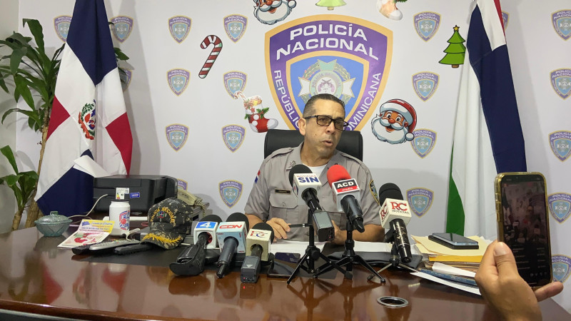 Policía dominicano habla ante prensa