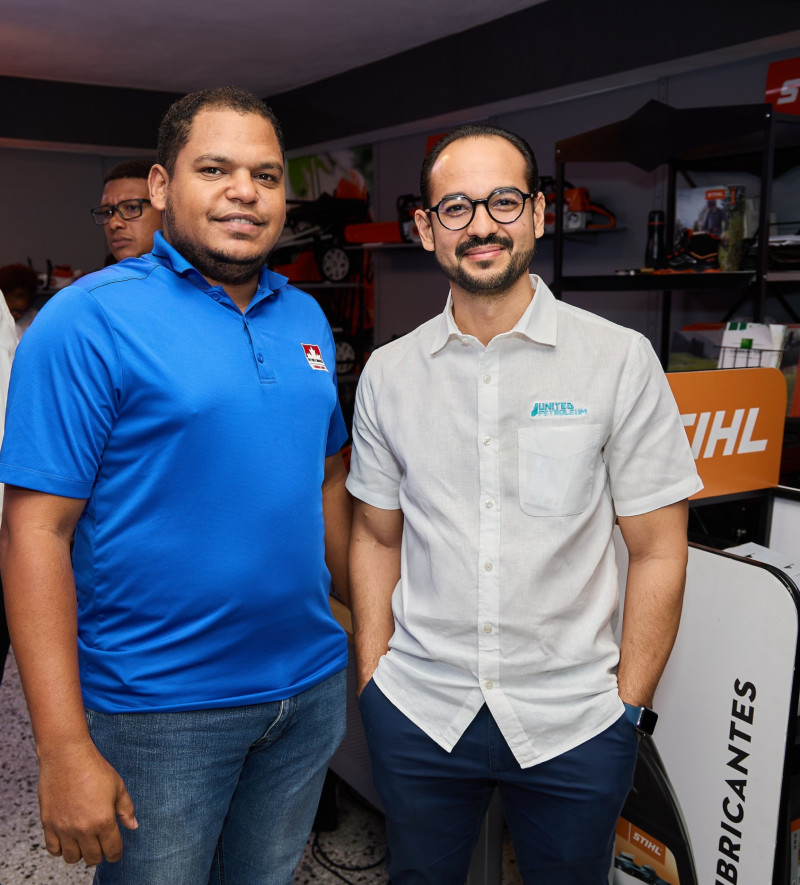 Dos hombres sonrientes de pie juntos